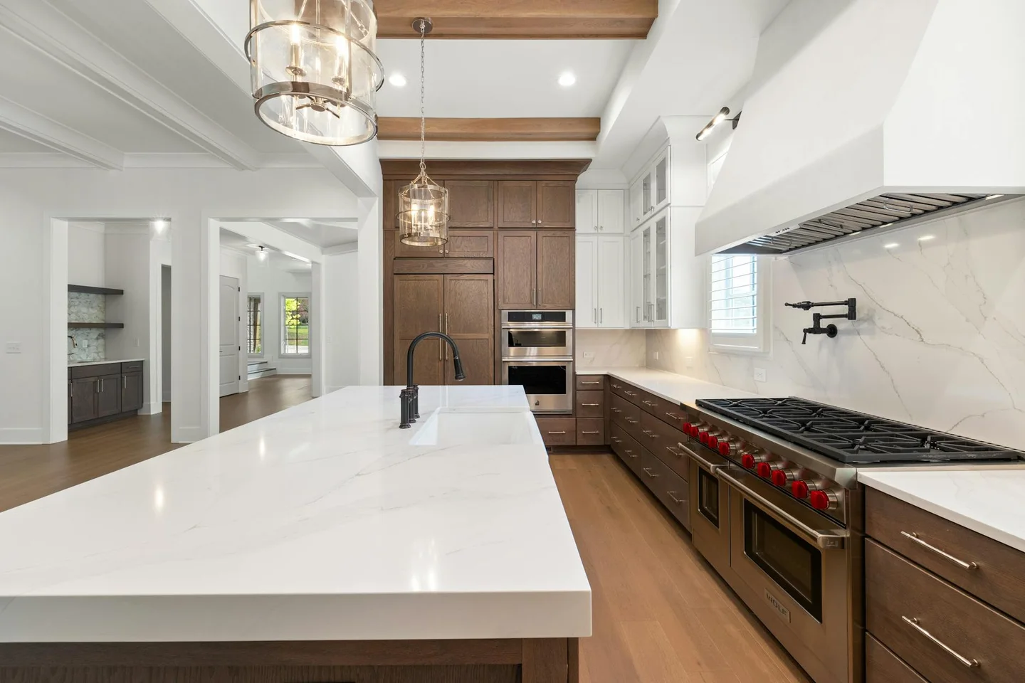 Cuisine lumineuse avec mobilier en bois et plan de travail clair